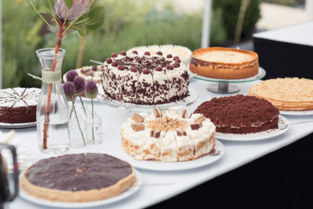 Verschiedene Kuchen stehen auf einem Tisch