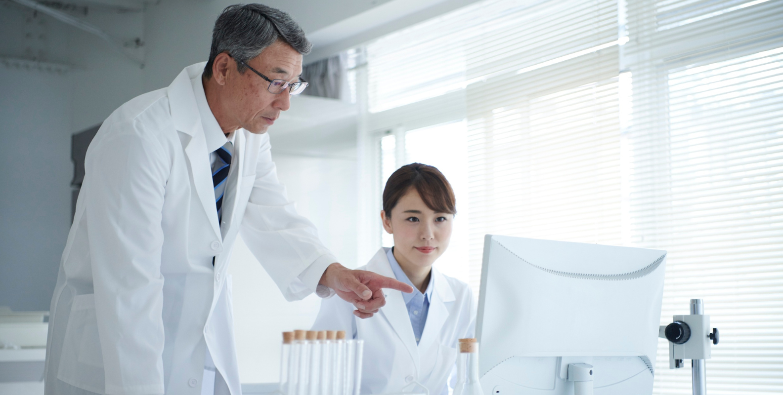 Zwei Wissenschaftler vor einem PC