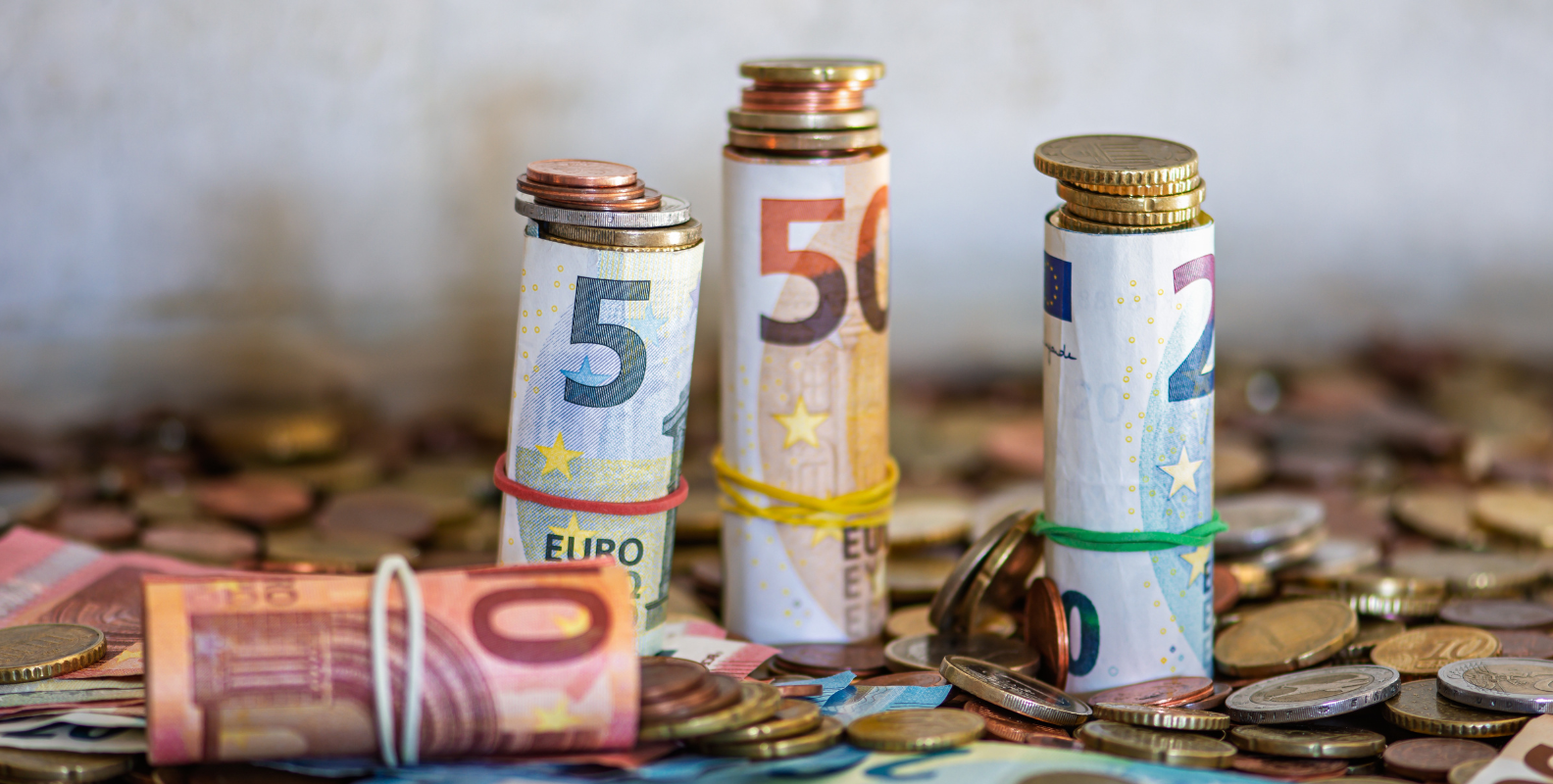 Geldscheine und Münzen