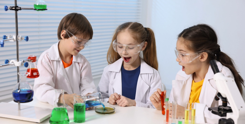 Kinder machen ein Chemie-Experiment