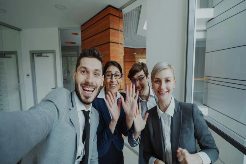 Selfie von lächelnden jungen Business Personen