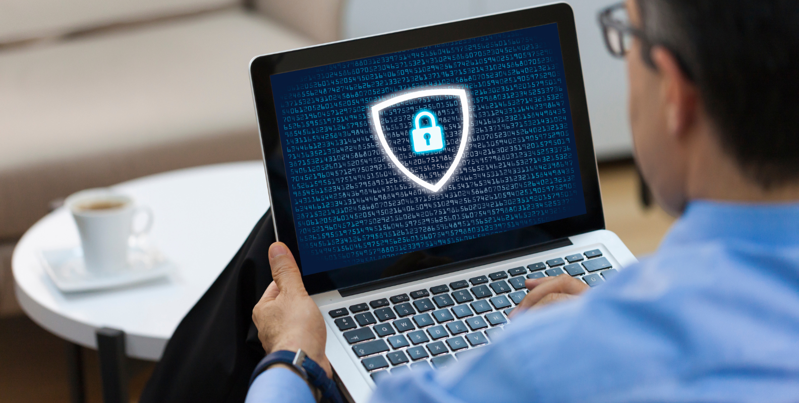 Mann mit Laptop, Sicherheitschloss, Datenschutz 