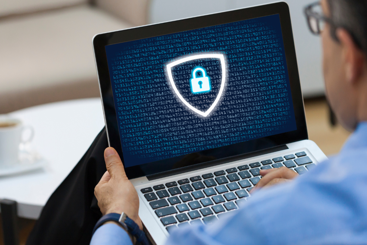 Mann mit Laptop, Sicherheitschloss, Datenschutz