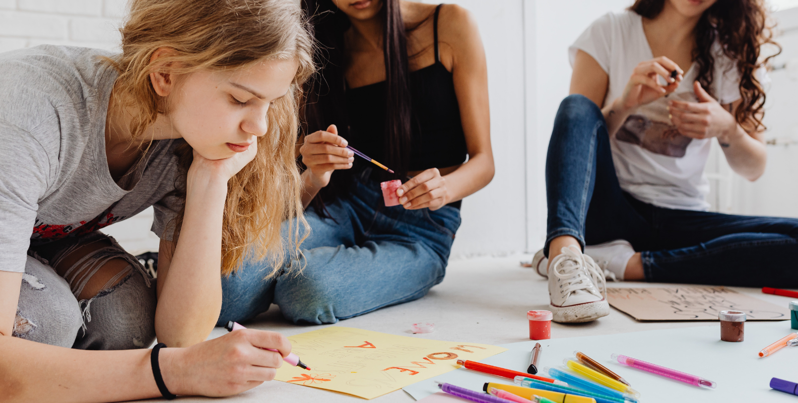 Mitarbeiter eines Vereines erstellen ein Werbeplakat