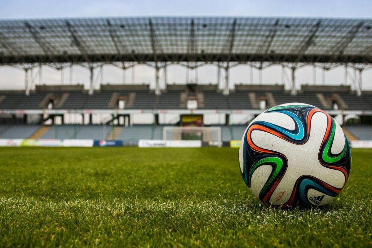 Ein Fußball liegt auf einem Fußballfeld