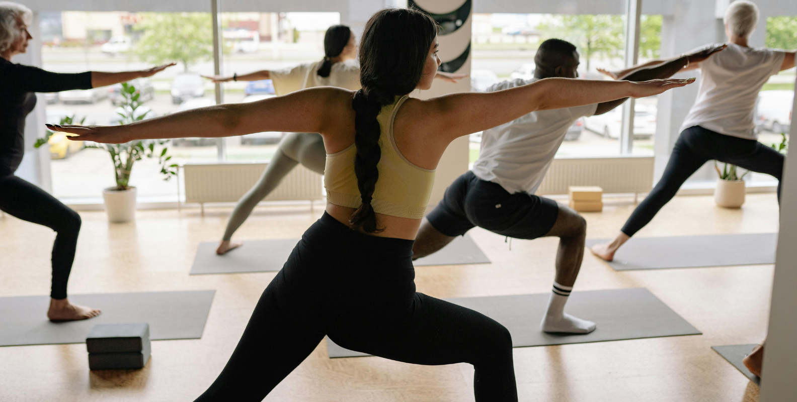 Teilnehmer eines Yoga-Kurses machen Übungen