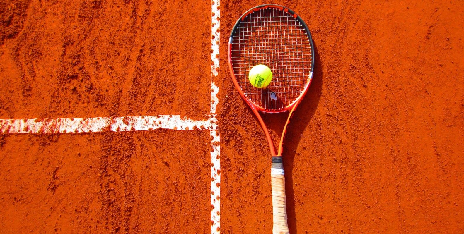 Tennisschläger auf Tennis-Sandplatz