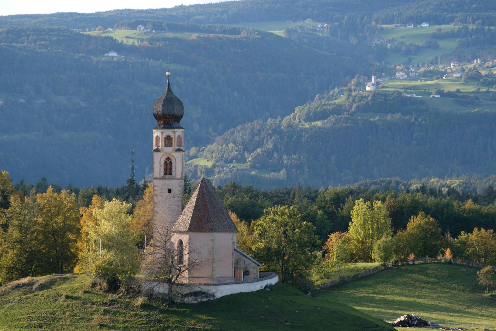 Bild einer katholischen Kirche in einer ländlichen Gegend