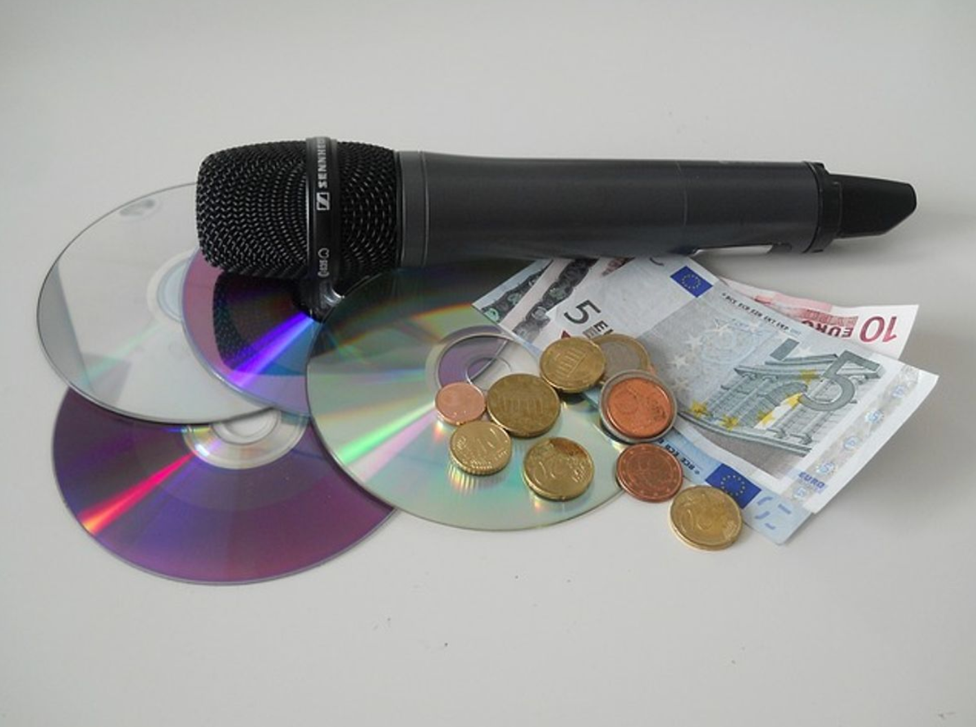 Mikrofon, CDs, Geld 