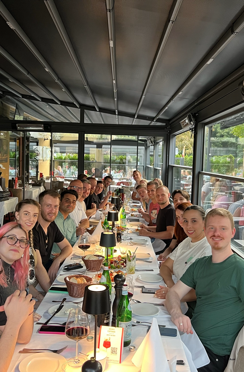 Teambild im Restaurant am Tisch