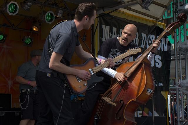 Personen auf Bühne mit Musikinstrumente