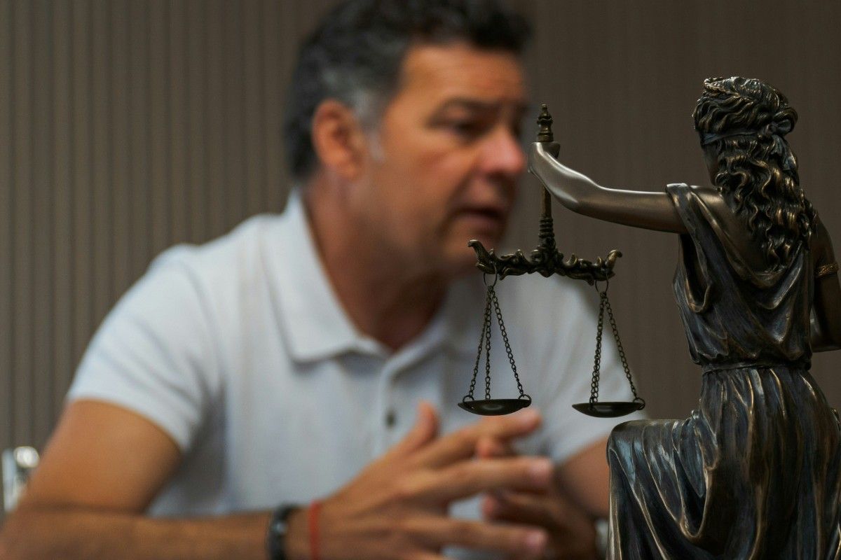 Justitia-Statue, Waage der Gerechtigkeit, Mann im Hintergrund
