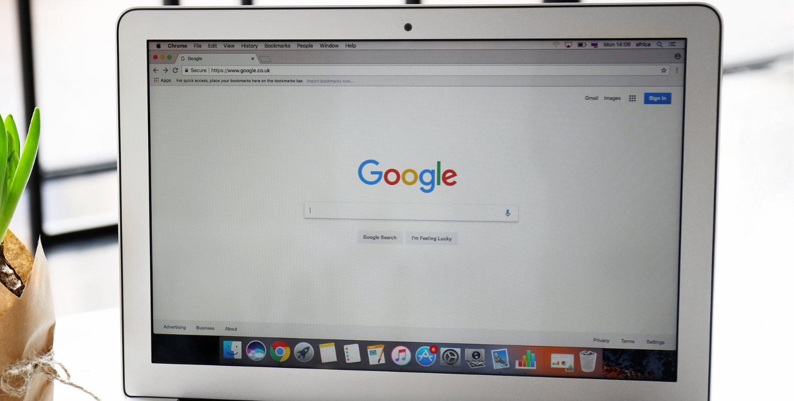 Laptop mit Google Logo