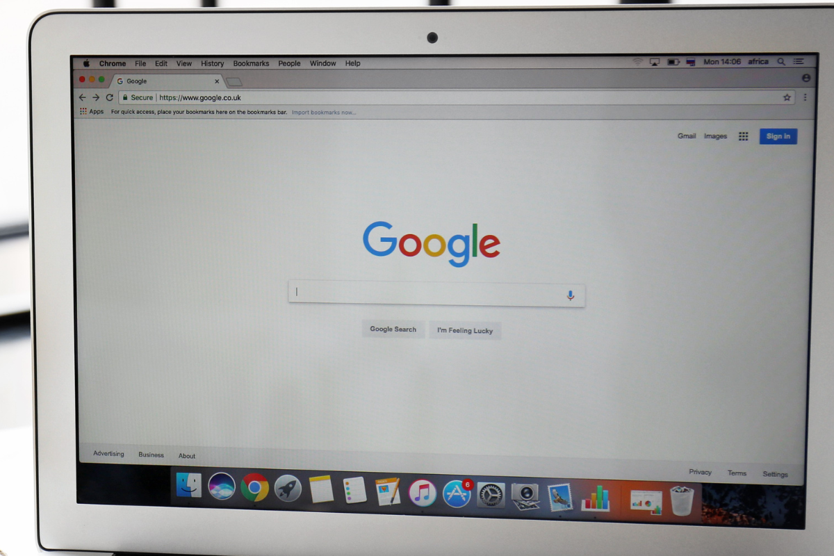 Laptop mit Google Logo