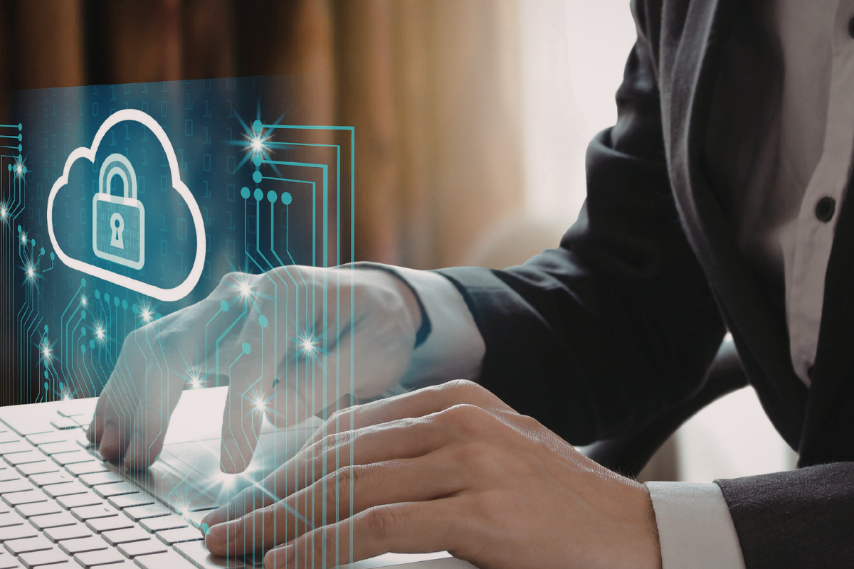 Ein Mann am Laptop, Schloss, Cloud, Datenschutz