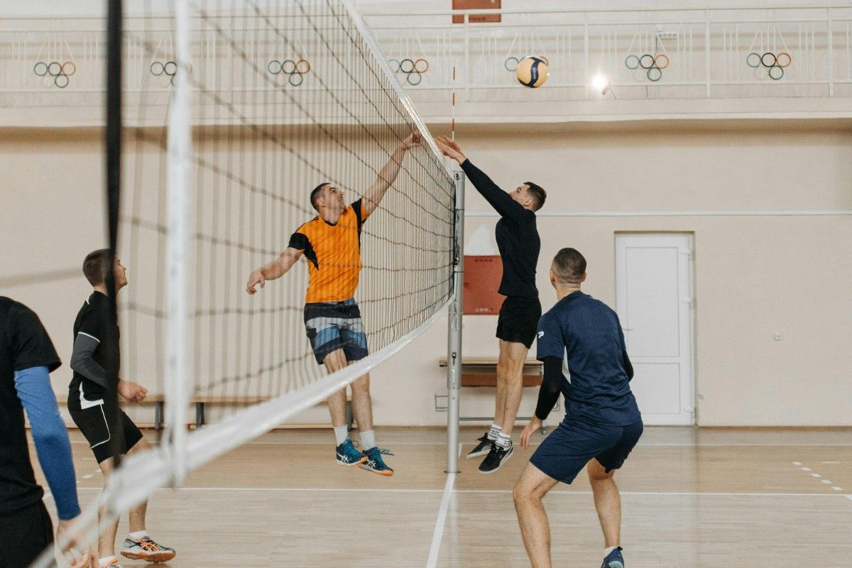 Volleyballmannschaft spielt Volleyball in München