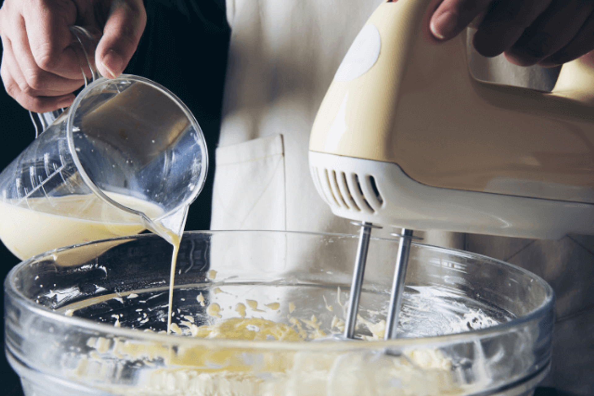 Mixer Teig in Schüssel