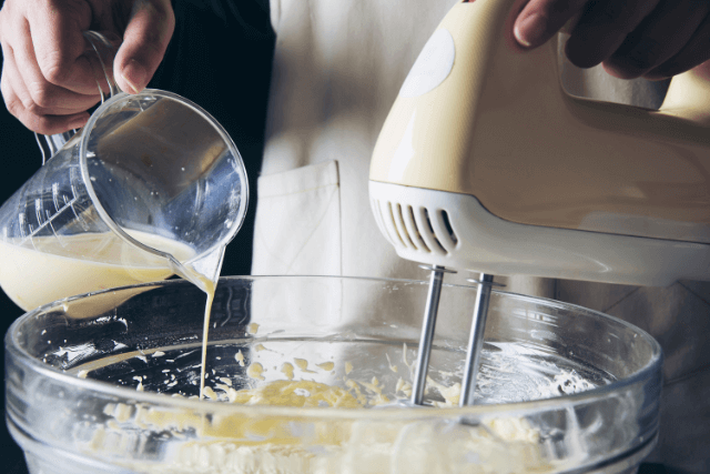 Mixer Teig in Schüssel