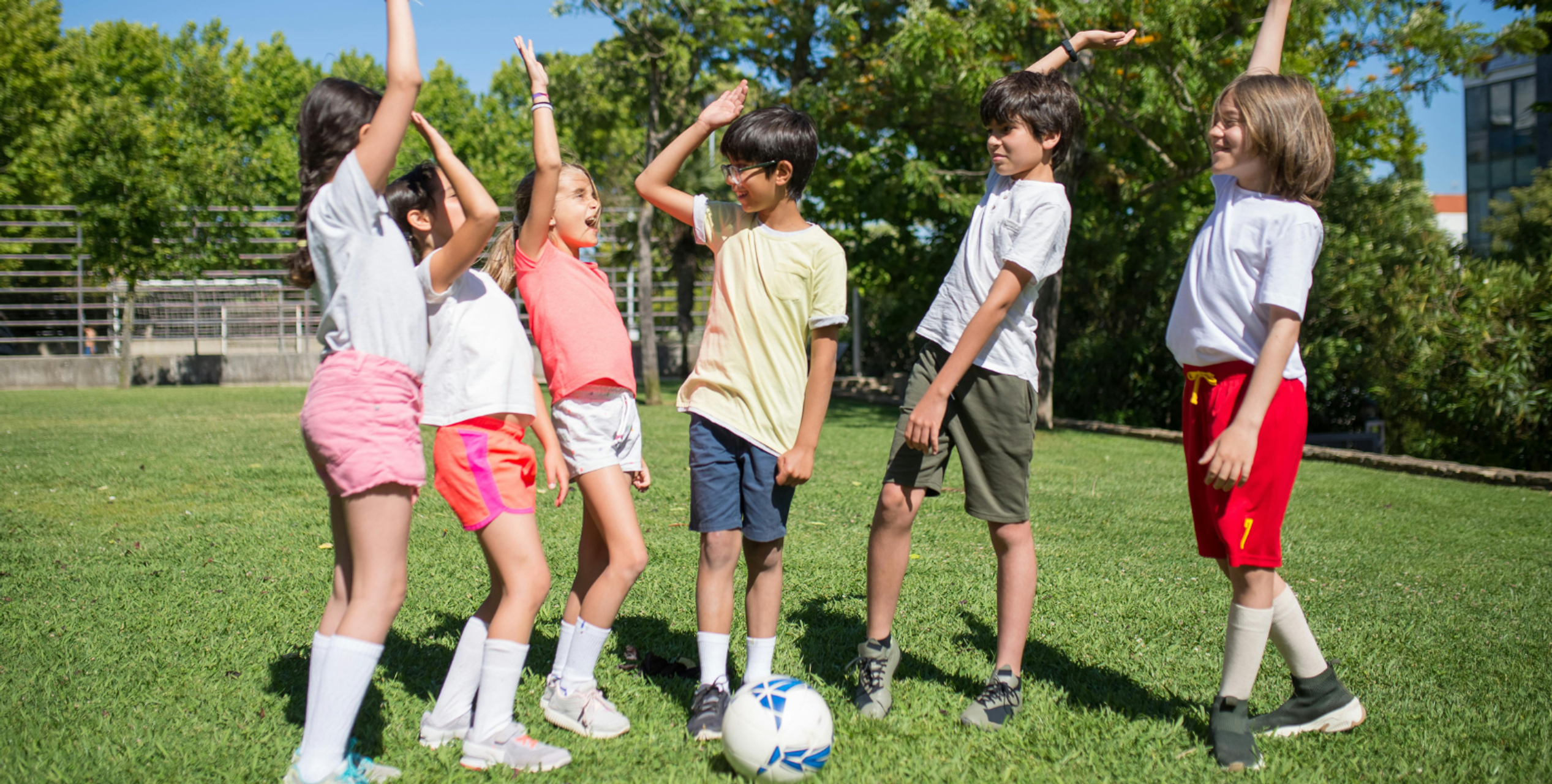 Kinder Fußmallmannschaft, Kinder stehen auf Fußballfeld