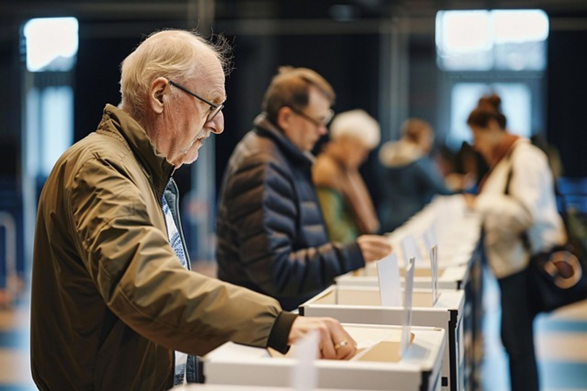 Menschen stecken Zettel in Kästen