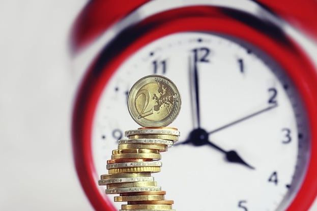 geldturm vor uhr