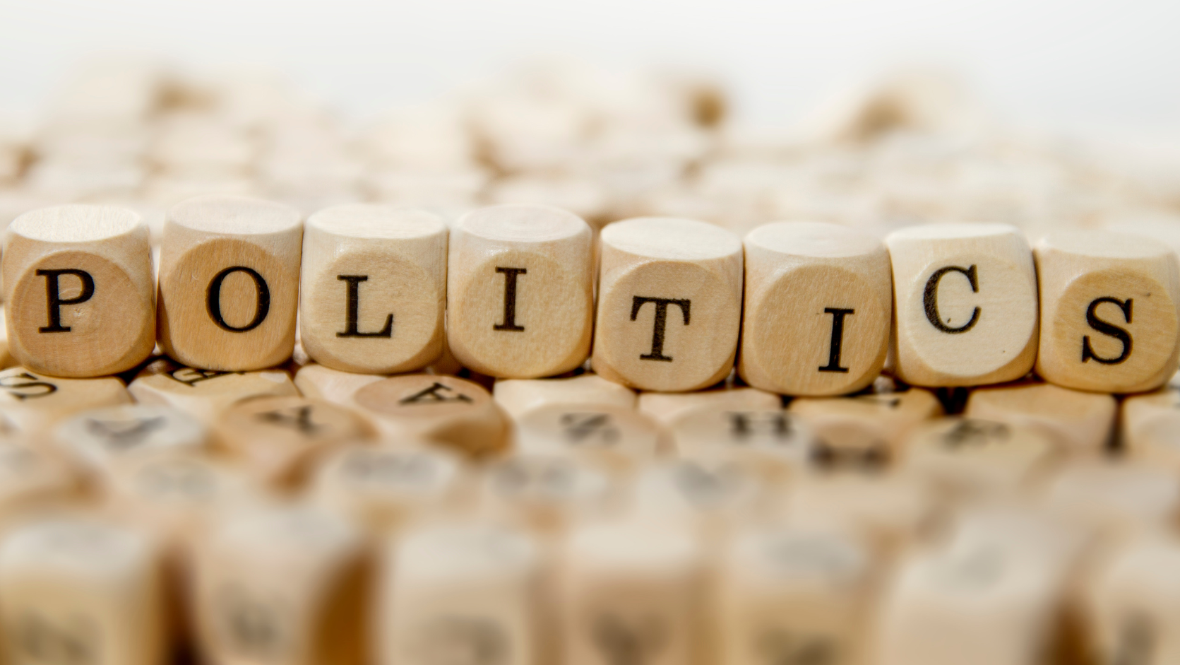 Würfel, der "Politics" buchstabiert