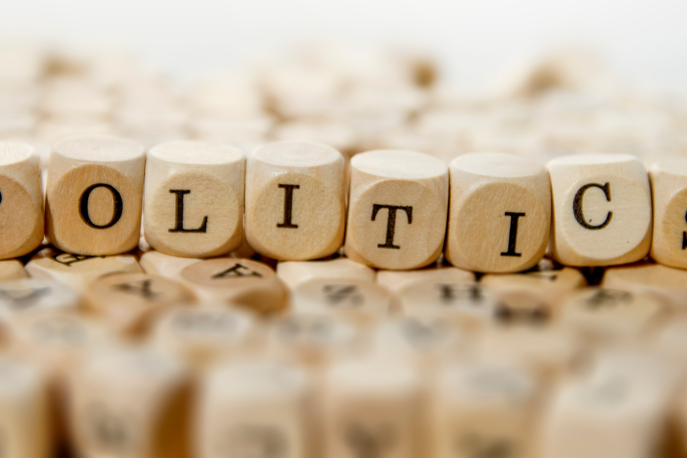 Würfel, der "Politics" buchstabiert