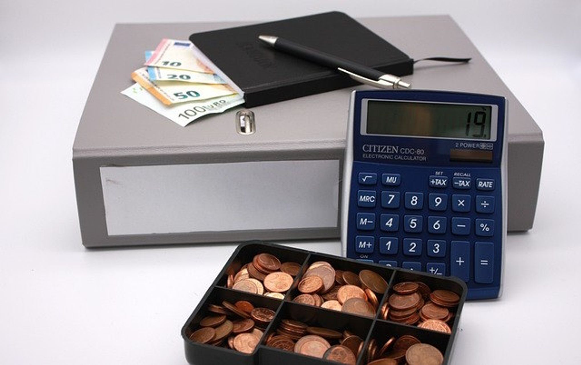 geldkassette taschenrechner ordner geld stift