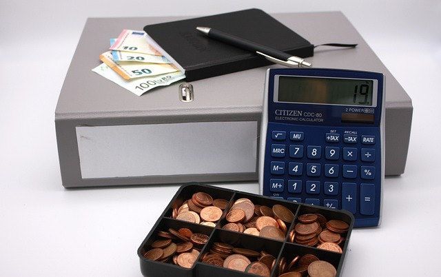 geldkassette taschenrechner ordner geld stift