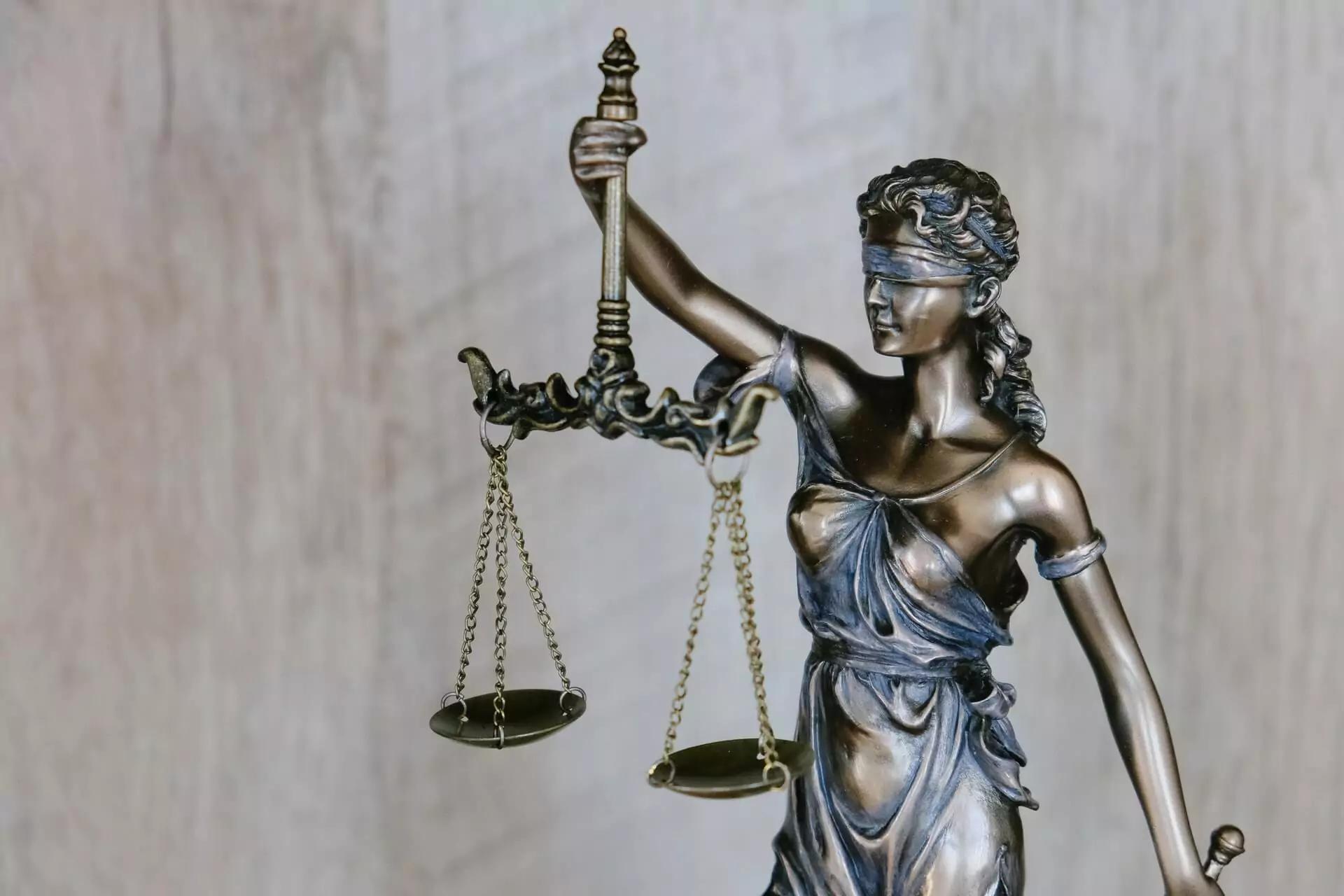 Datenschutzaufsichtsbehörde Figur mit einer Waage in der Hand und verbundene Augen.