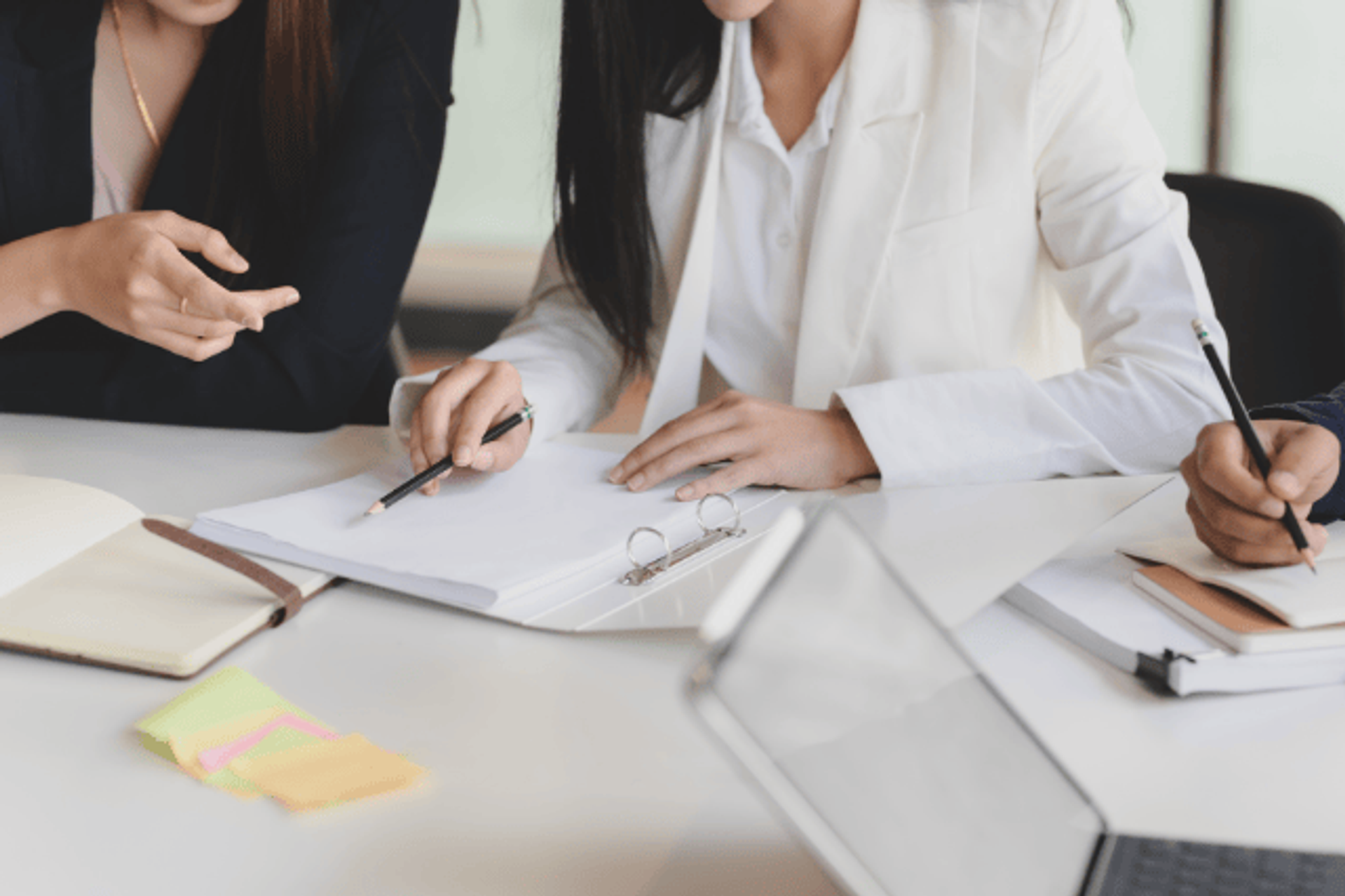 Menschen schauen sich einen Bericht an.