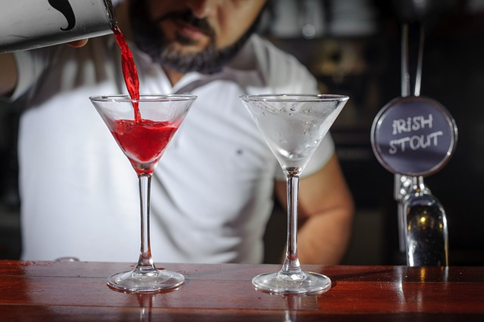 barkeeper schänkt getränke ein
