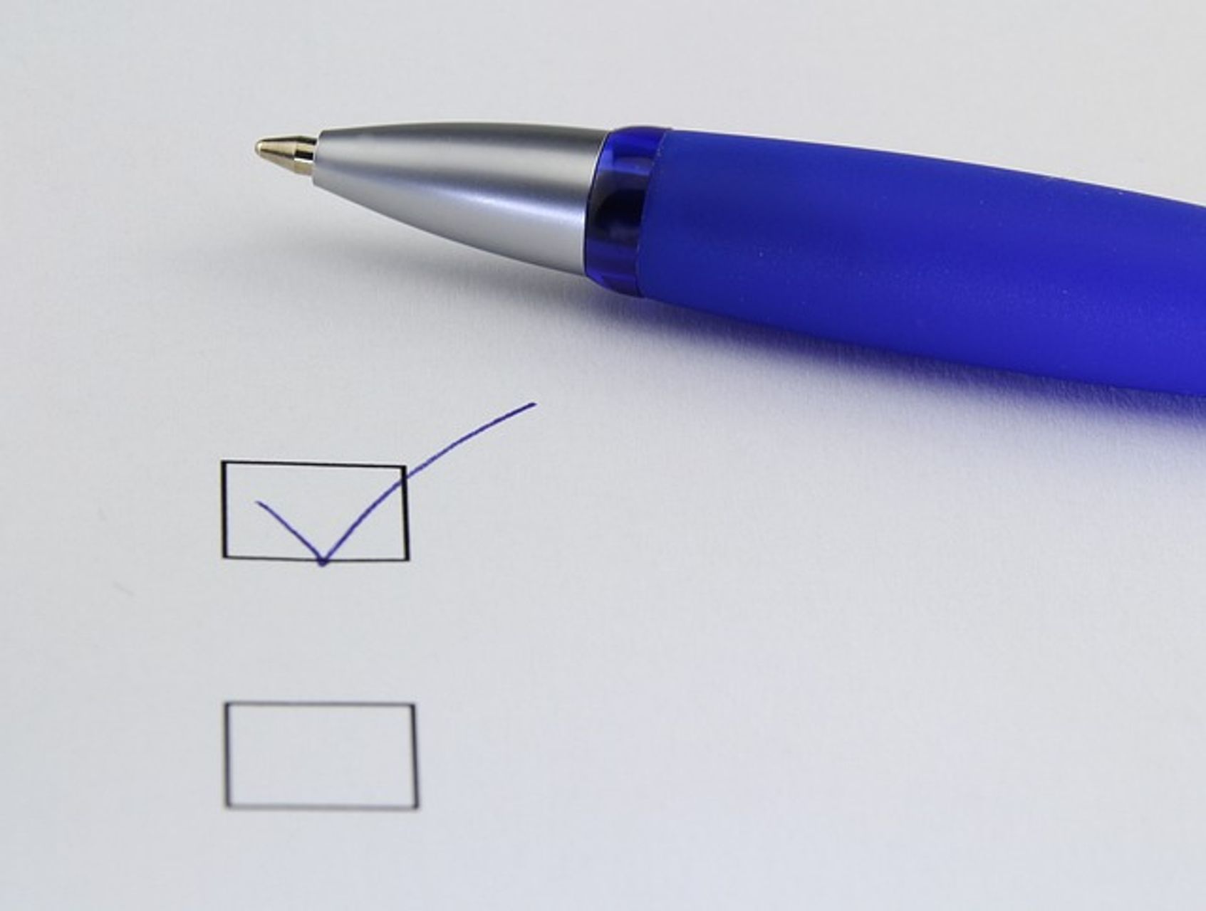 Stift liegt auf Papier mit Wahlkästchen.
