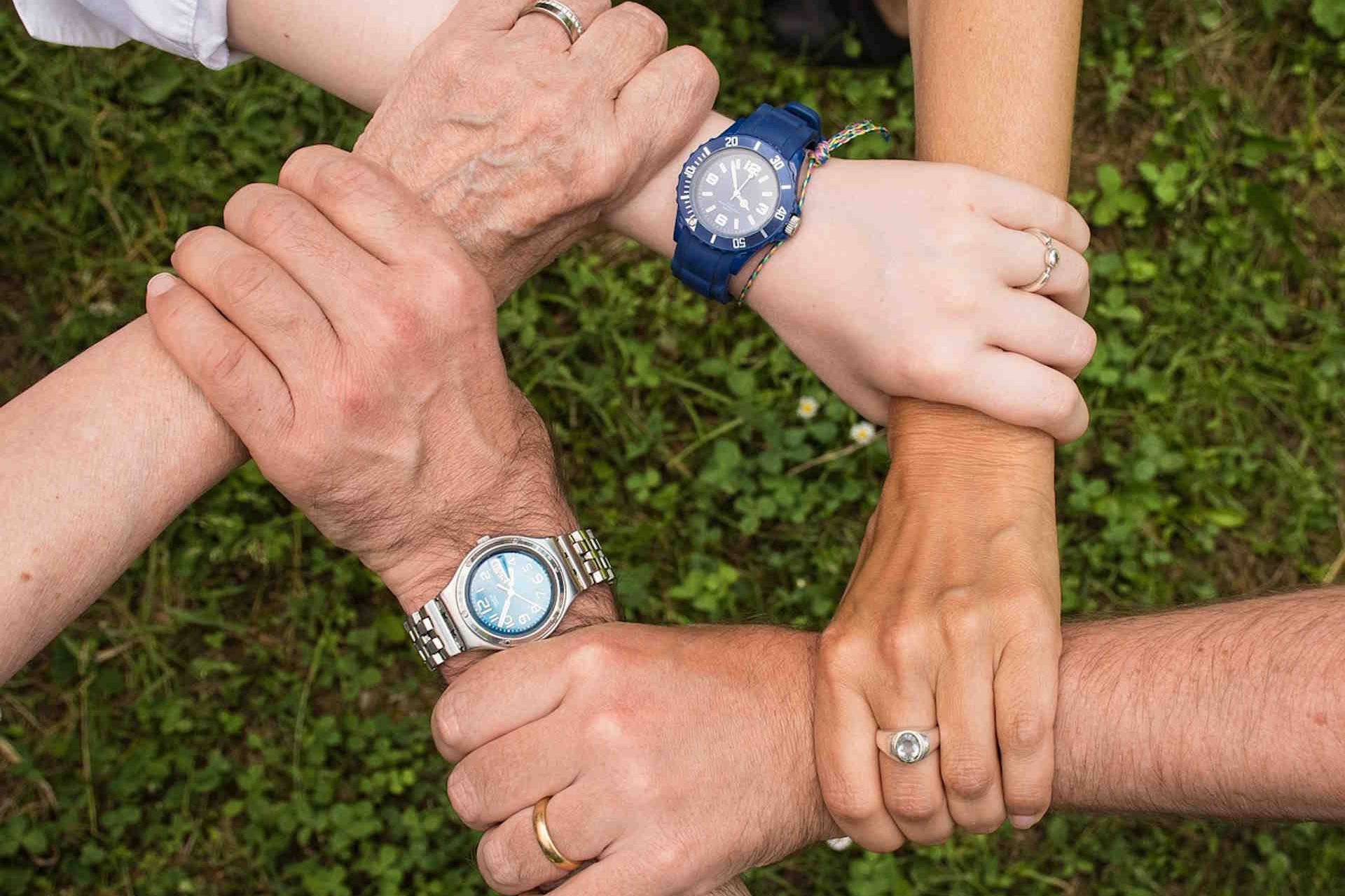 Hände greifen ineinander