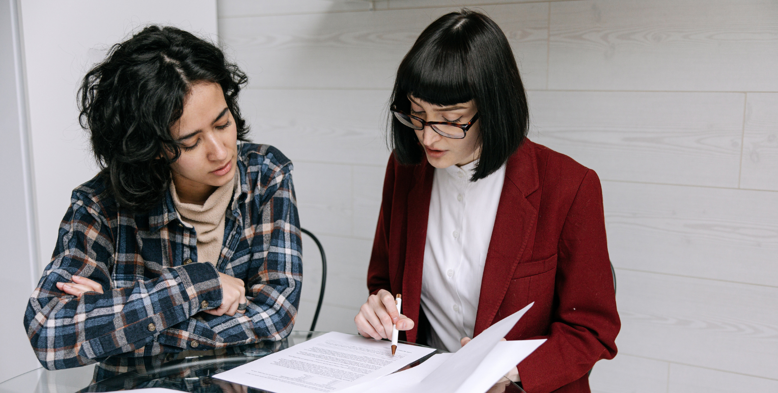 Zwei Frauen prüfen Dokumente