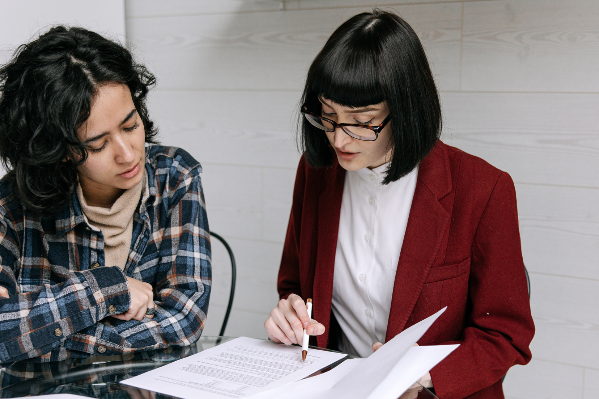Zwei Frauen prüfen Dokumente