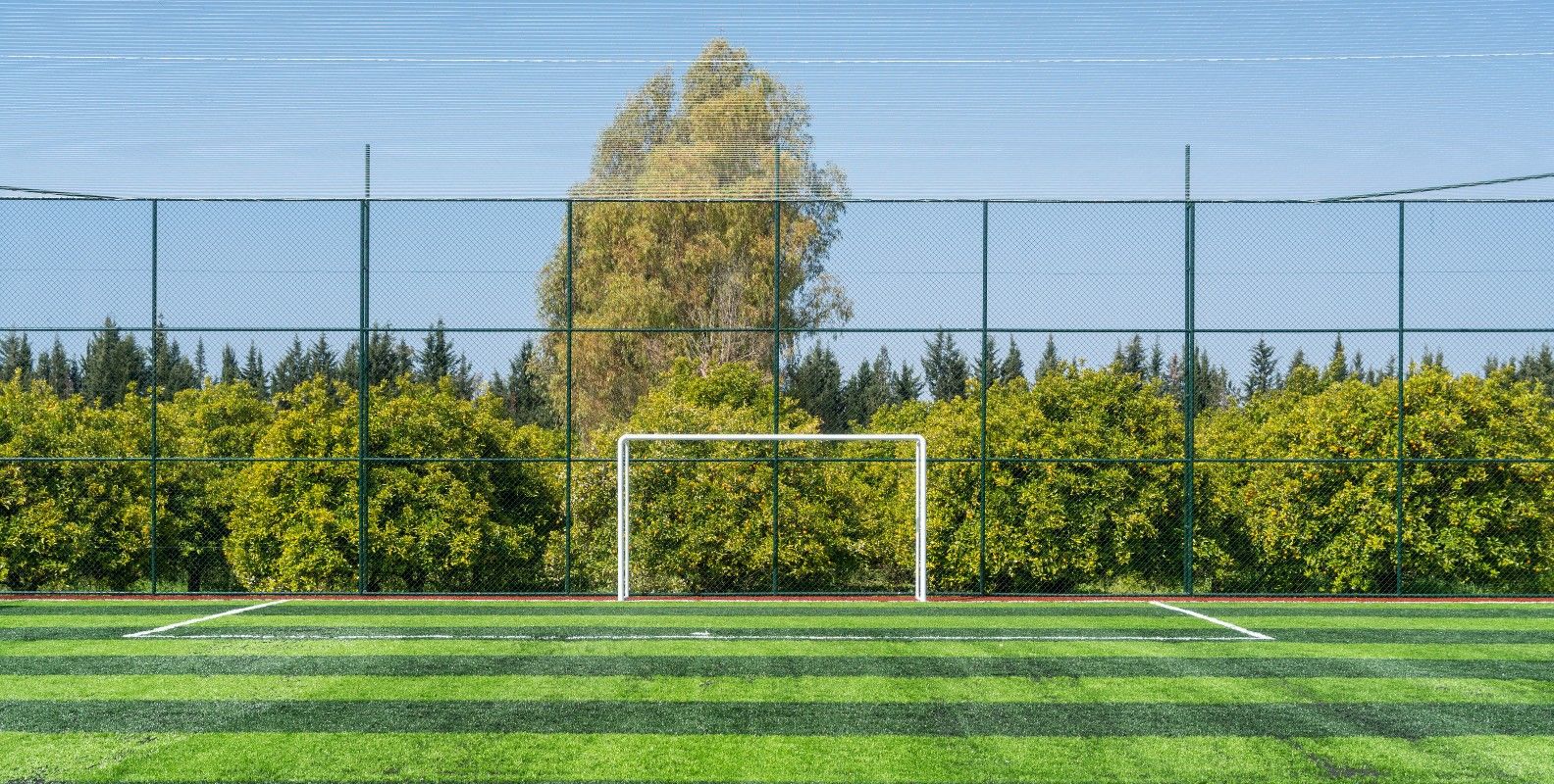 Kunstrasen-Fußballplatz mit Linienmarkierung und Fußballtor
