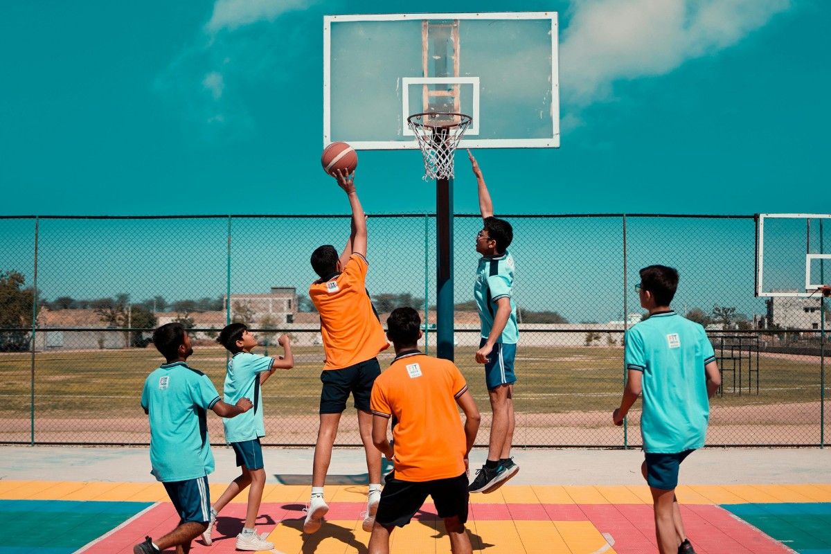 Kinder spielen Basketball