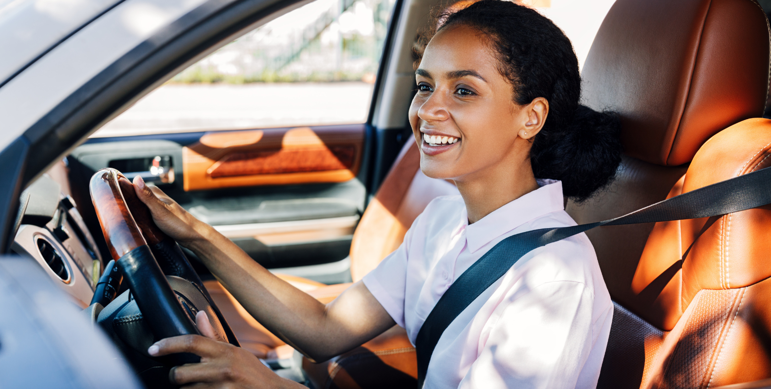Eine Frau fährt ein Auto
