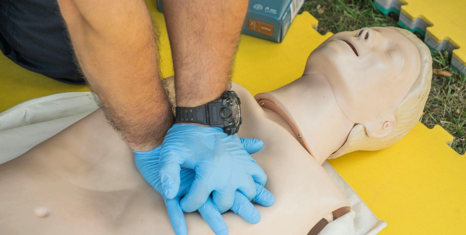 Erste-Hilfe-Übungen an einer Dummy-Puppe