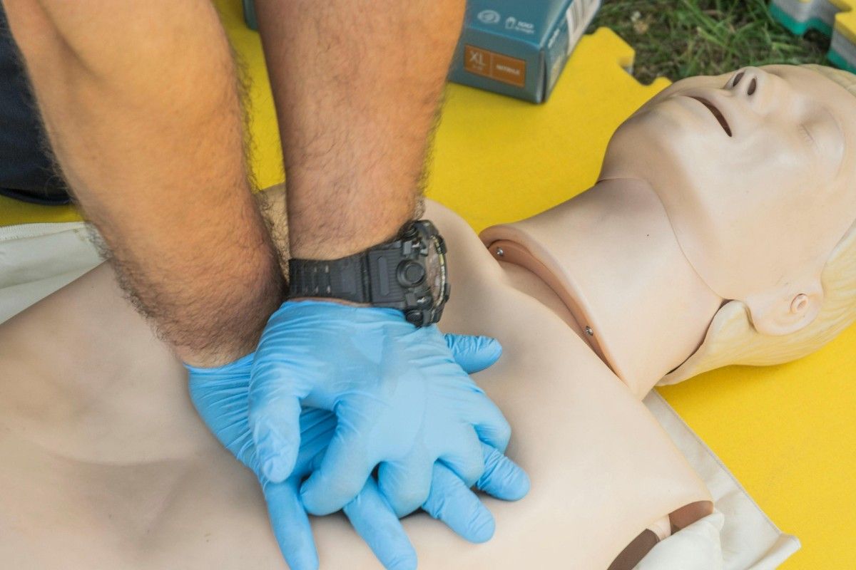 Erste-Hilfe-Übungen an einer Dummy-Puppe