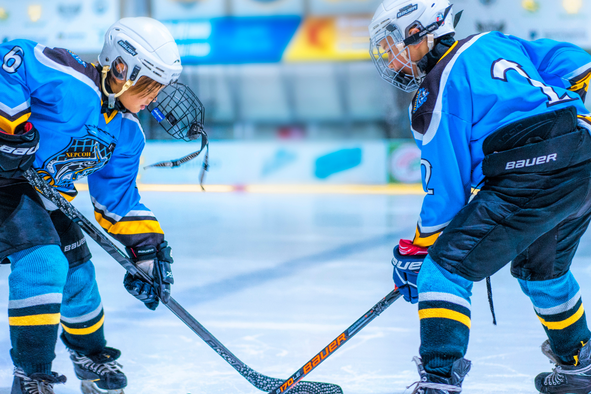 Eishockeyspieler spielen Eishockey