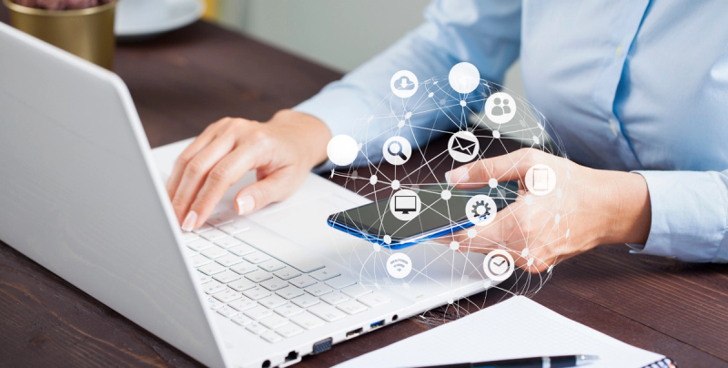 Laptop und Smartphone für professionelle Kommunikation