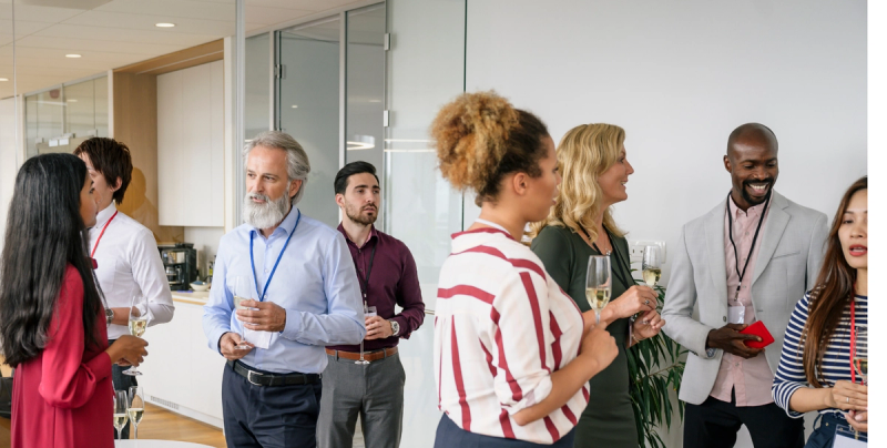 Veranstaltung, mehrere Personen in einem Raum