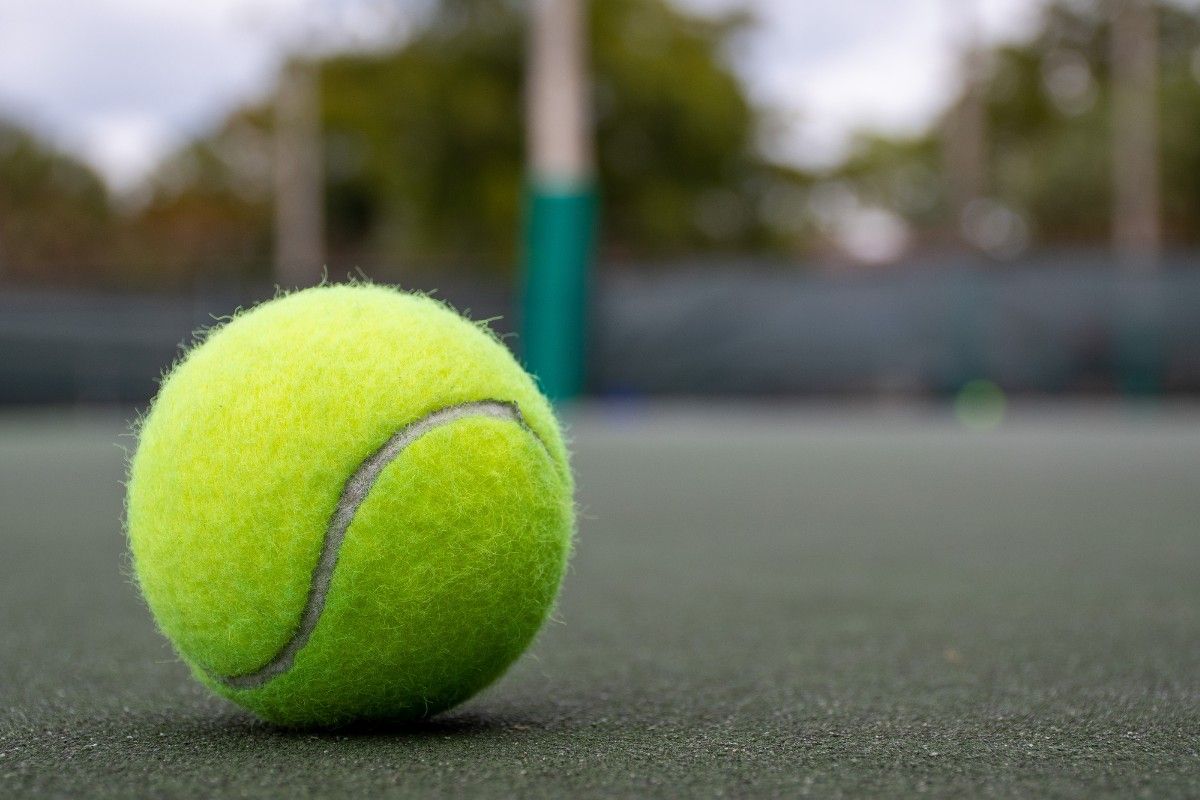 Tennisball auf einem Spielfeld