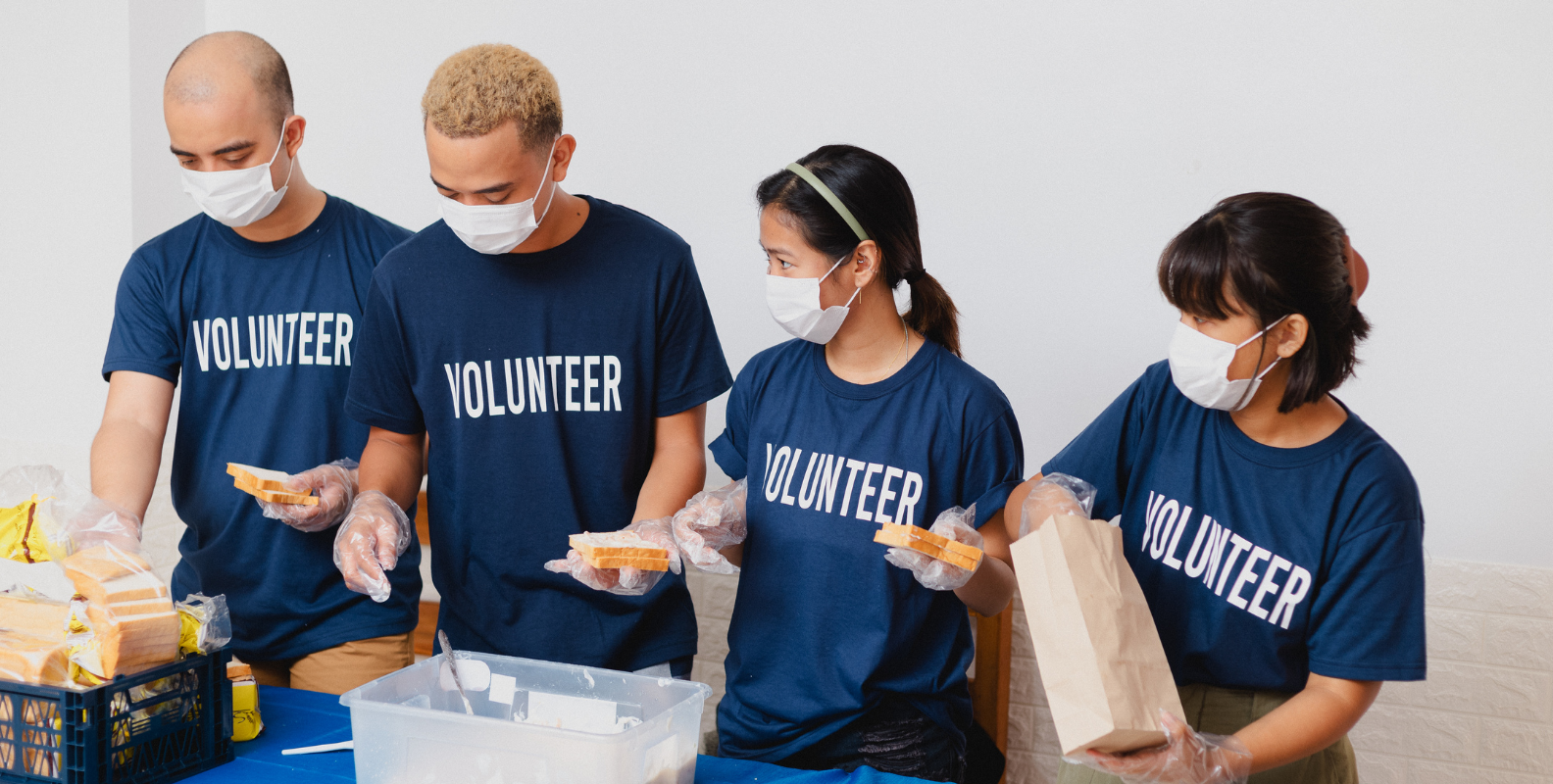 Ehrenamtliche bei der Essensausgabe