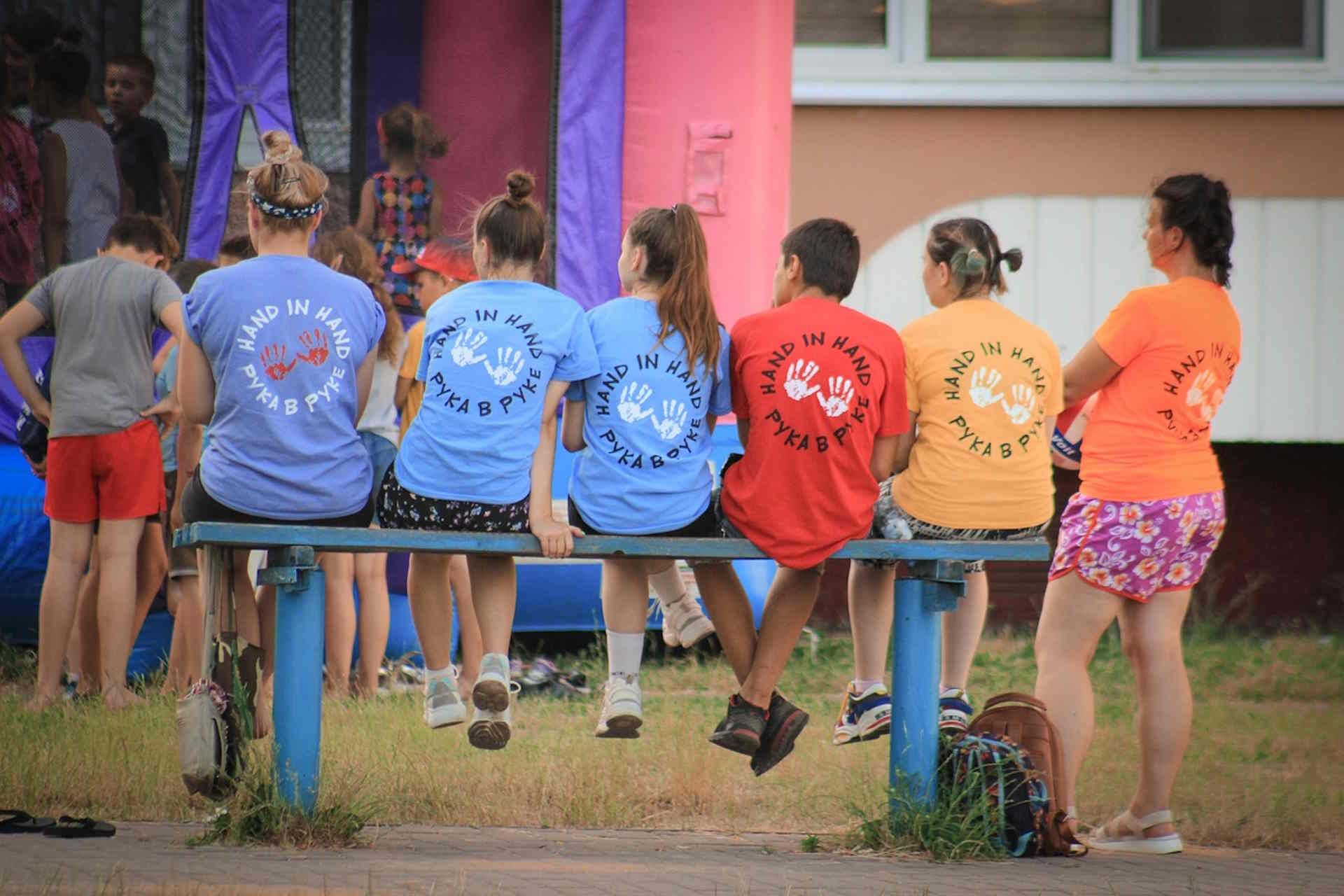 personen sitzen auf einer bank