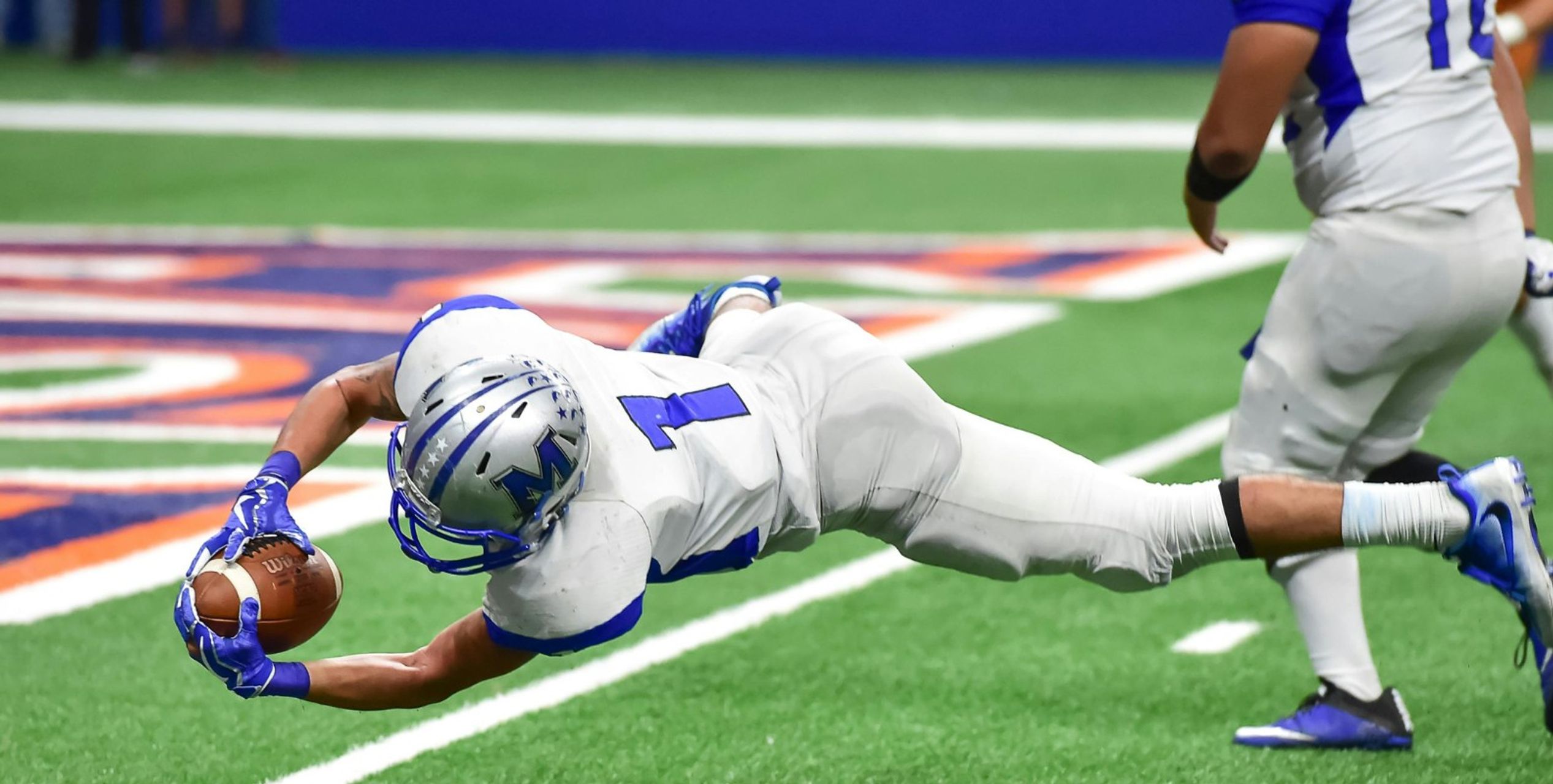 Footballverein, Footballspieler auf Spielfeld