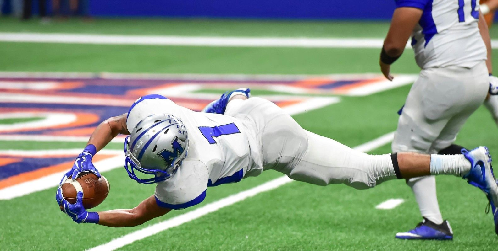 Footballverein, Footballspieler auf Spielfeld