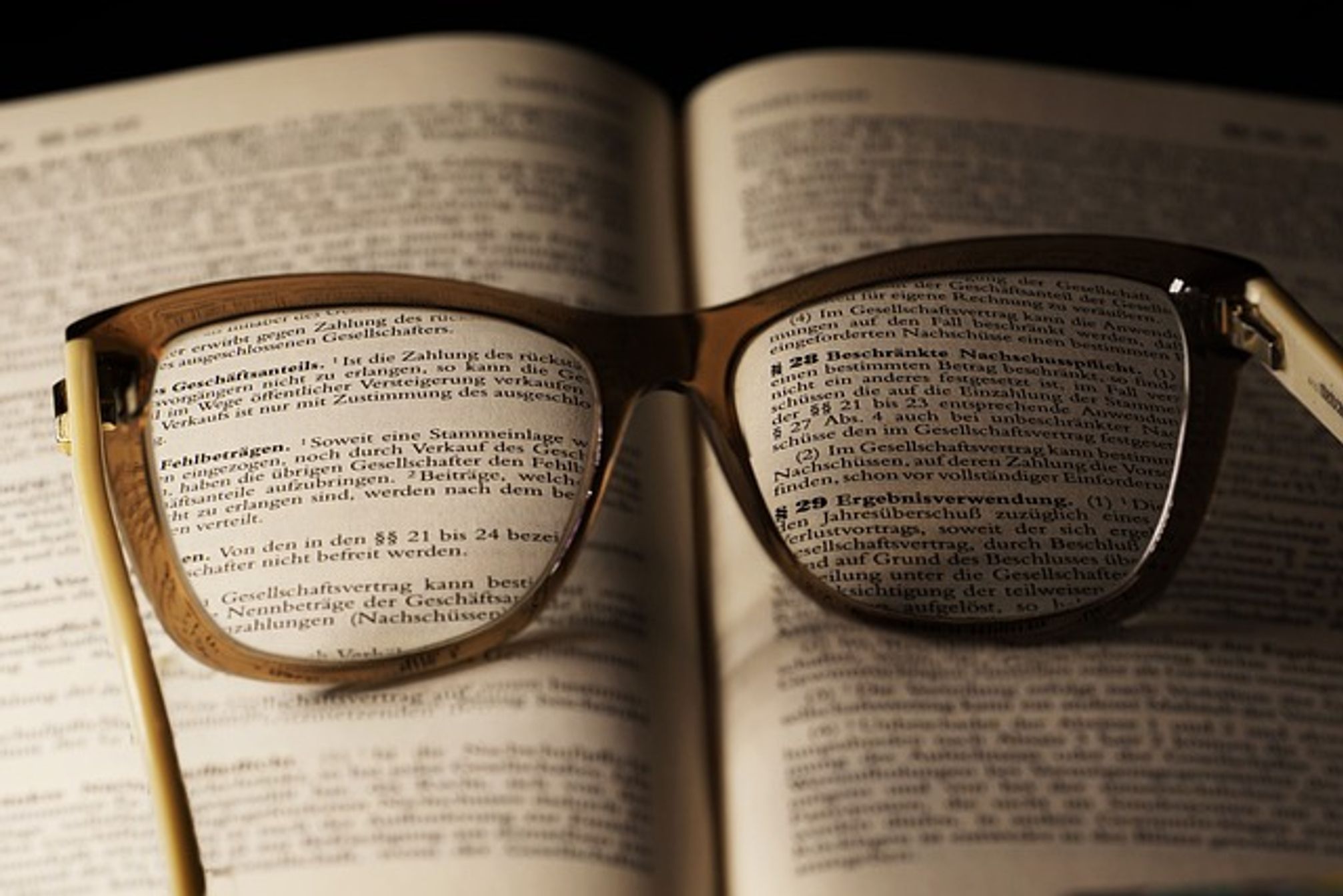 brille auf einem buch